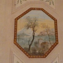 P1180399 Nelle stanze, numerose pitture di varie dimensioni contribuiscono a creare il contesto storico.